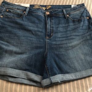 Cuffed shorts-Seven7 brand- stretchy and comfy!! Booty shaping
